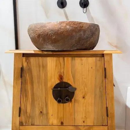 Aiolia Kondoyenádha