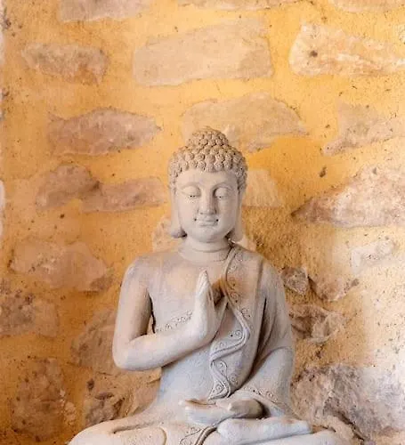 Aiolia بيت للعطل